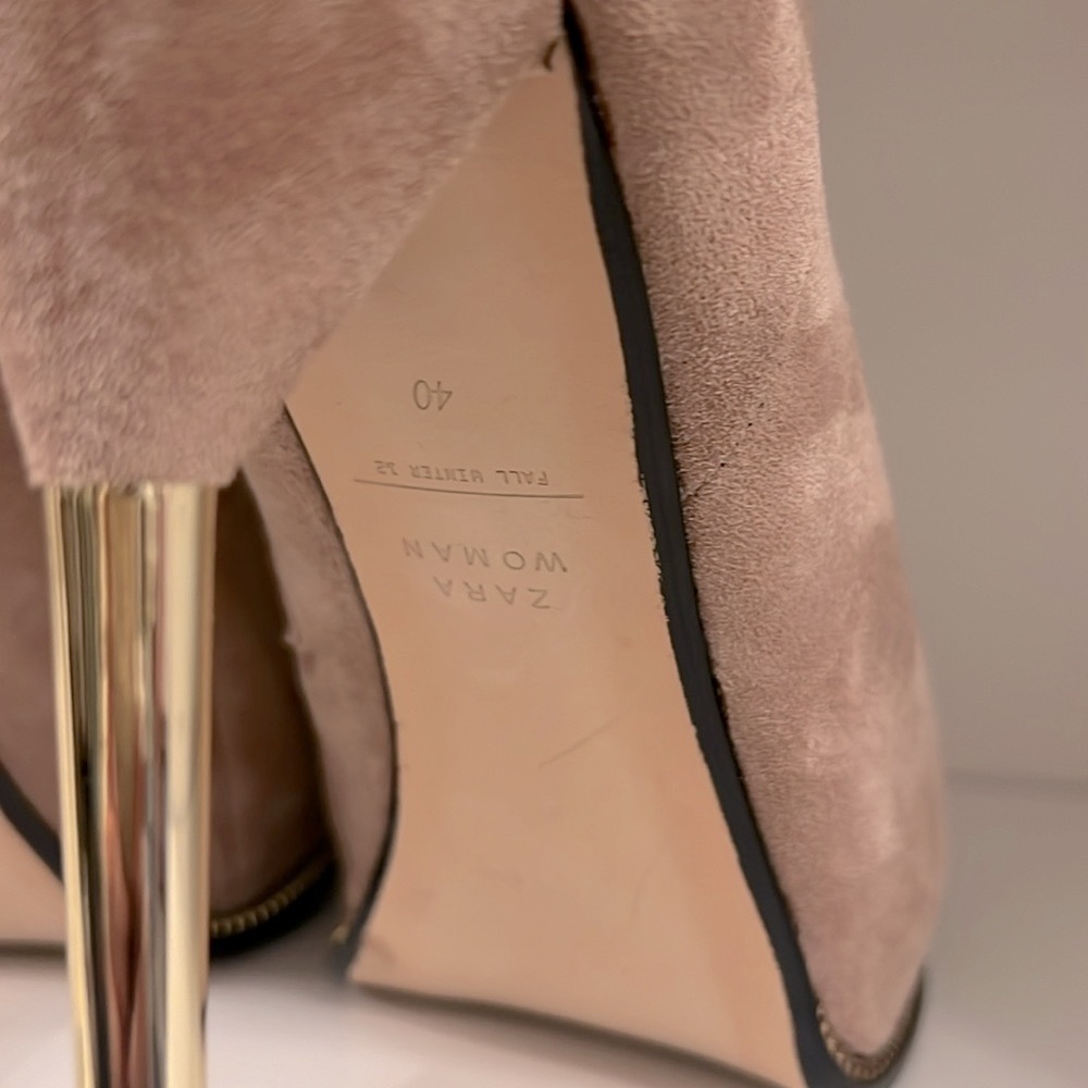 🎉 EUC ZARA WOMAN Tan suede Platform Booties with Gold Accent Heels size 40 EUR - Picture 7 of 8